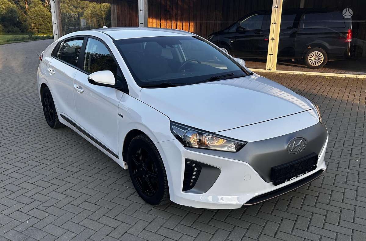 Hyundai IONIQ, Седан