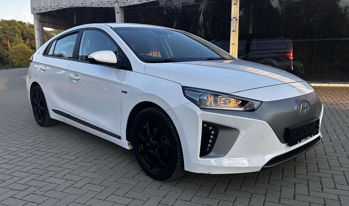 Hyundai IONIQ, Седан