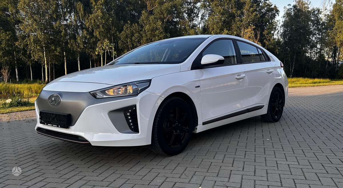 Hyundai IONIQ, Седан