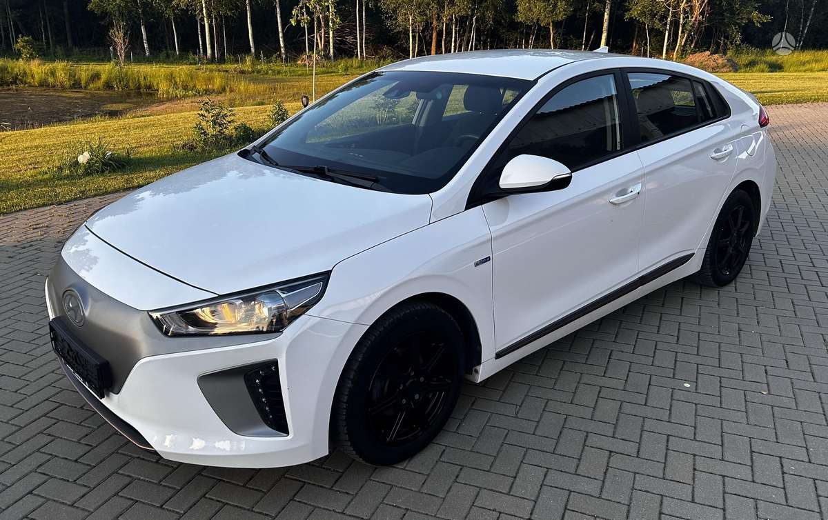Hyundai IONIQ, Седан
