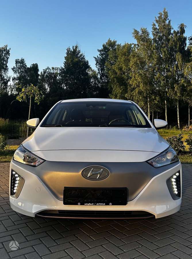 Hyundai IONIQ, Седан