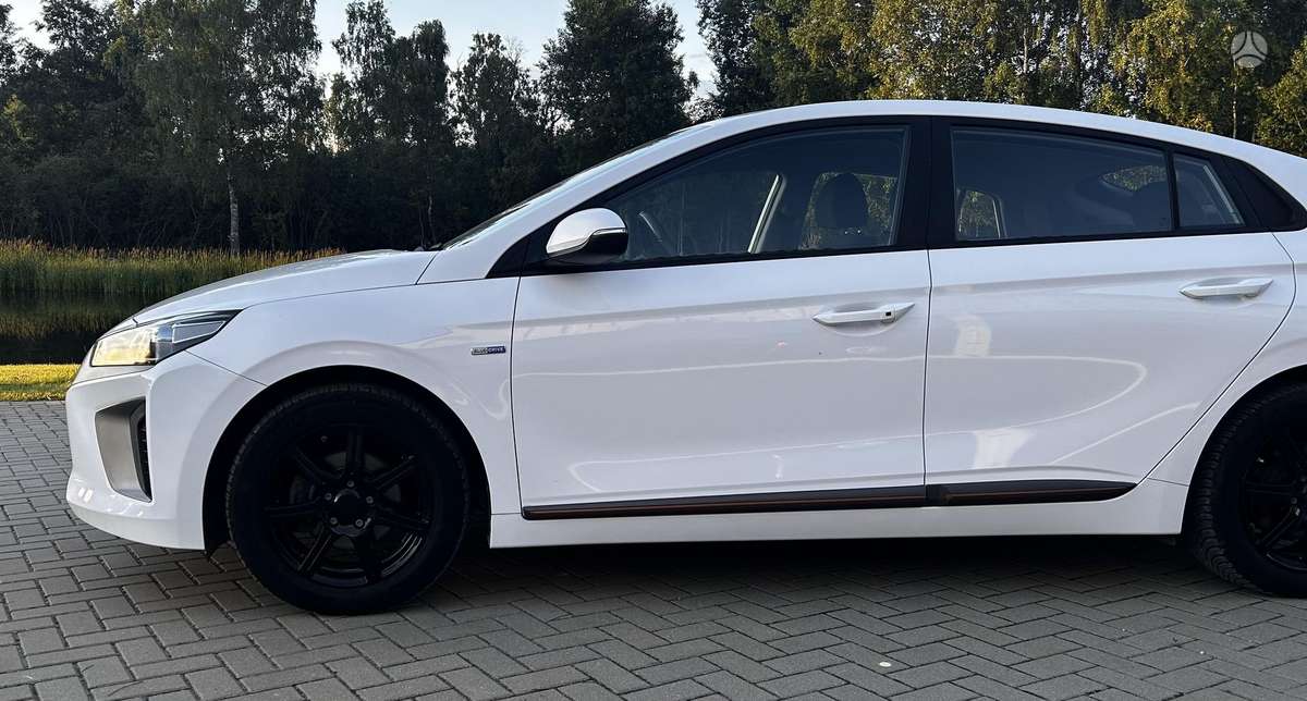 Hyundai IONIQ, Седан