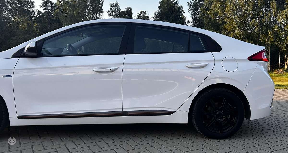 Hyundai IONIQ, Седан