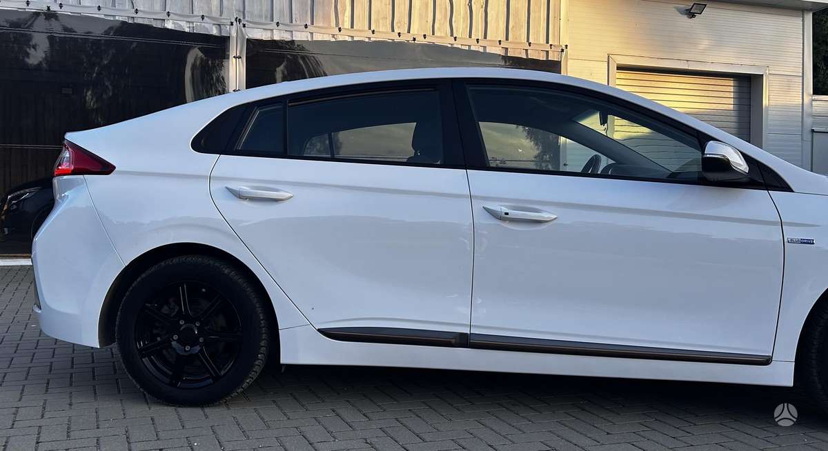 Hyundai IONIQ, Седан