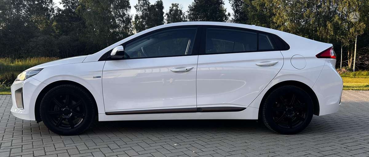Hyundai IONIQ, Седан