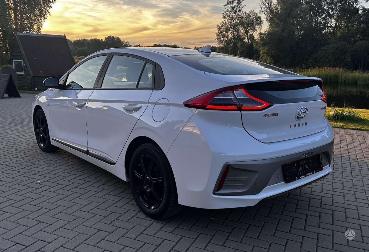 Hyundai IONIQ, Седан