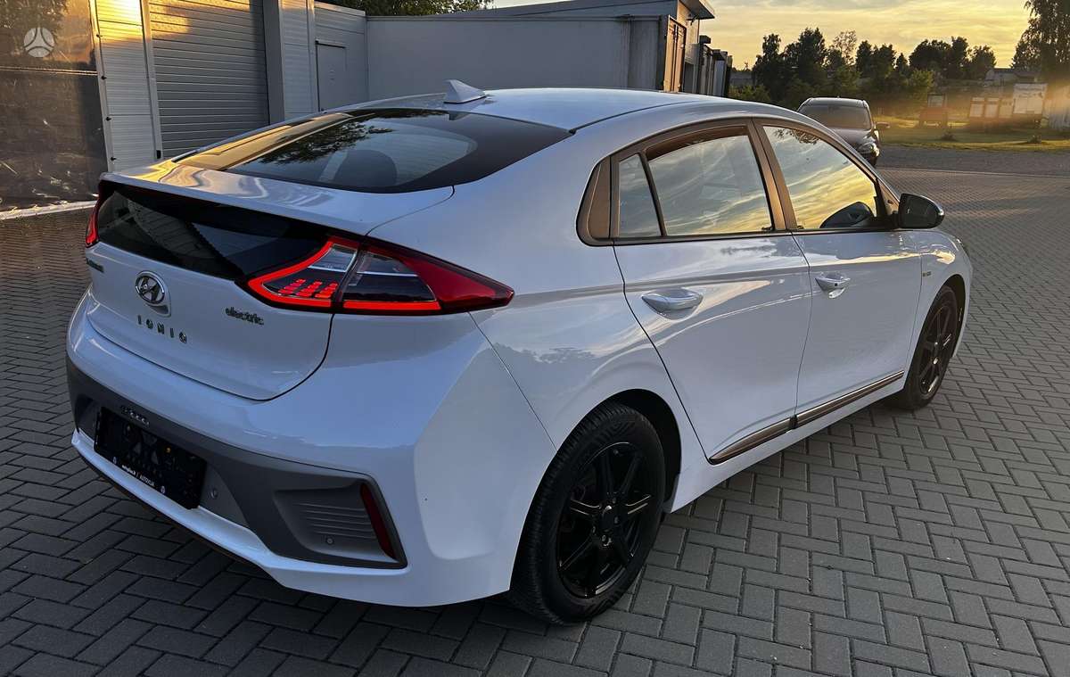 Hyundai IONIQ, Седан