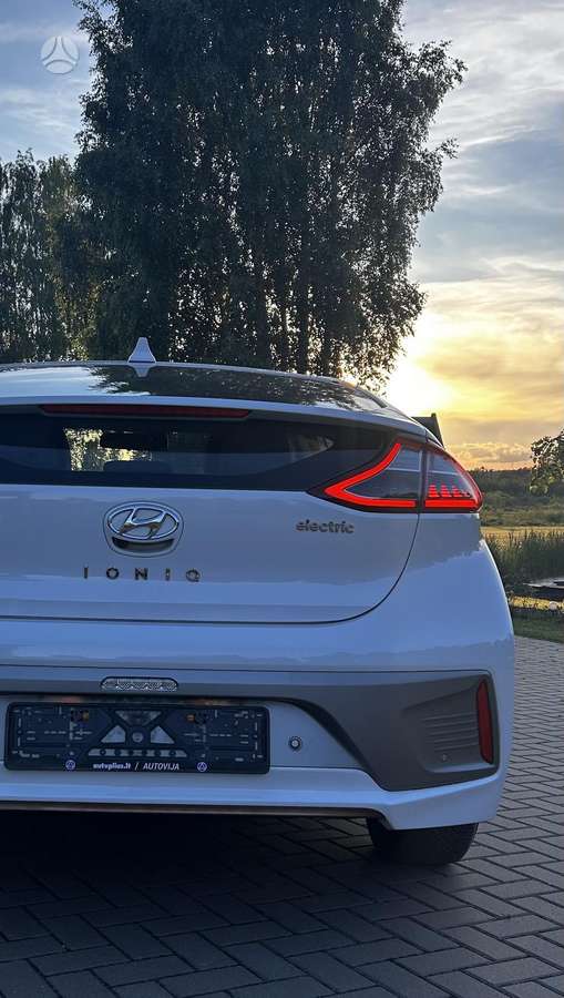 Hyundai IONIQ, Седан