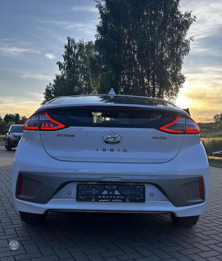 Hyundai IONIQ, Седан