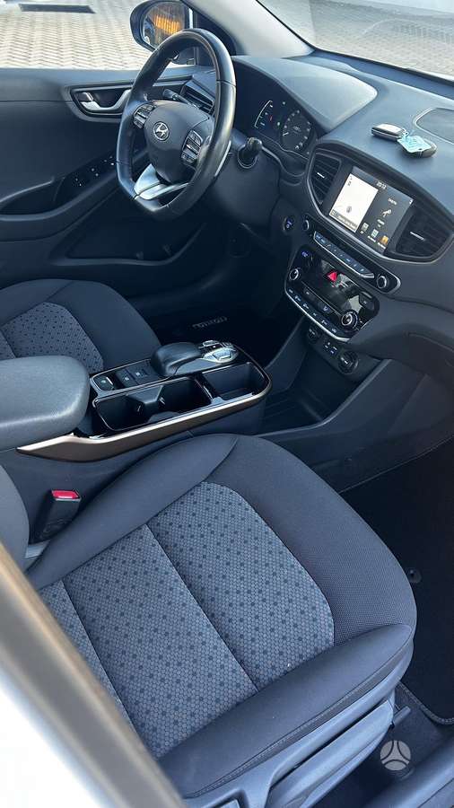 Hyundai IONIQ, Седан