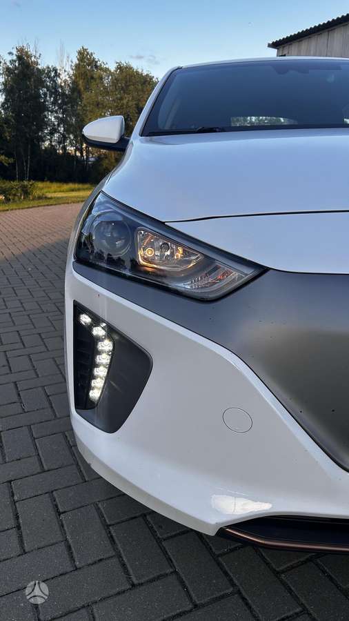 Hyundai IONIQ, Седан