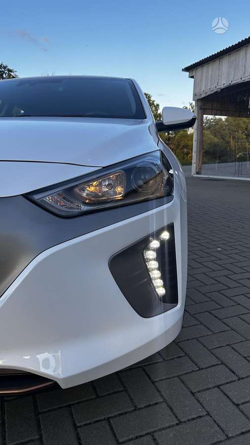Hyundai IONIQ, Седан
