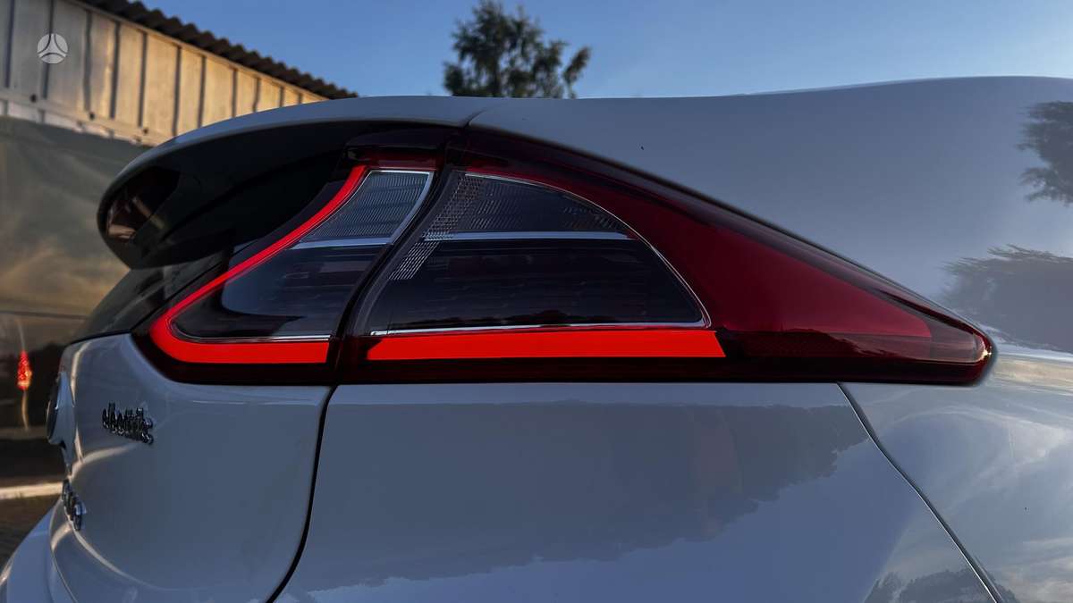 Hyundai IONIQ, Седан
