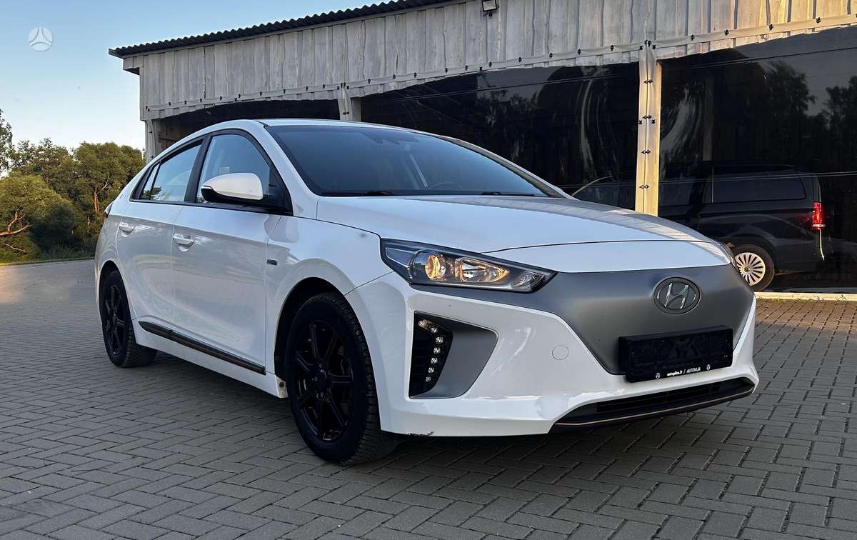Hyundai IONIQ, Седан