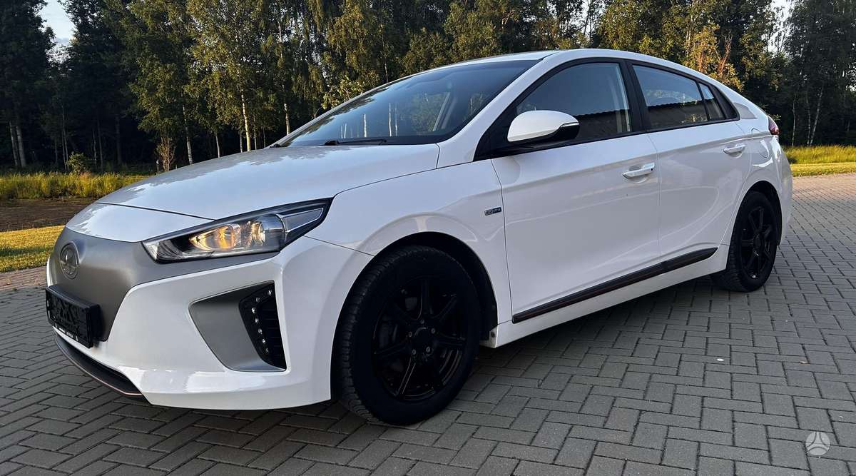 Hyundai IONIQ, Седан