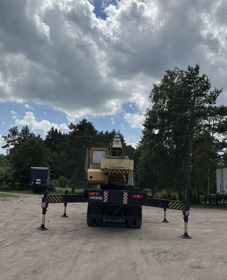 MAZ KS-45717A-1, crane