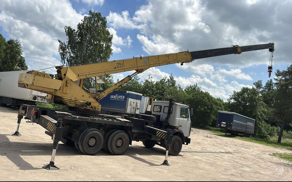 MAZ KS-45717A-1, краны