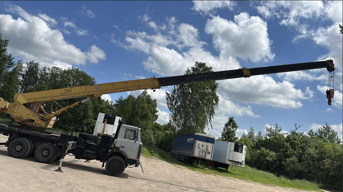 MAZ KS-45717A-1, crane