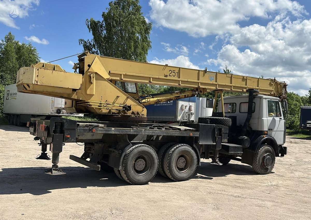 MAZ KS-45717A-1, crane