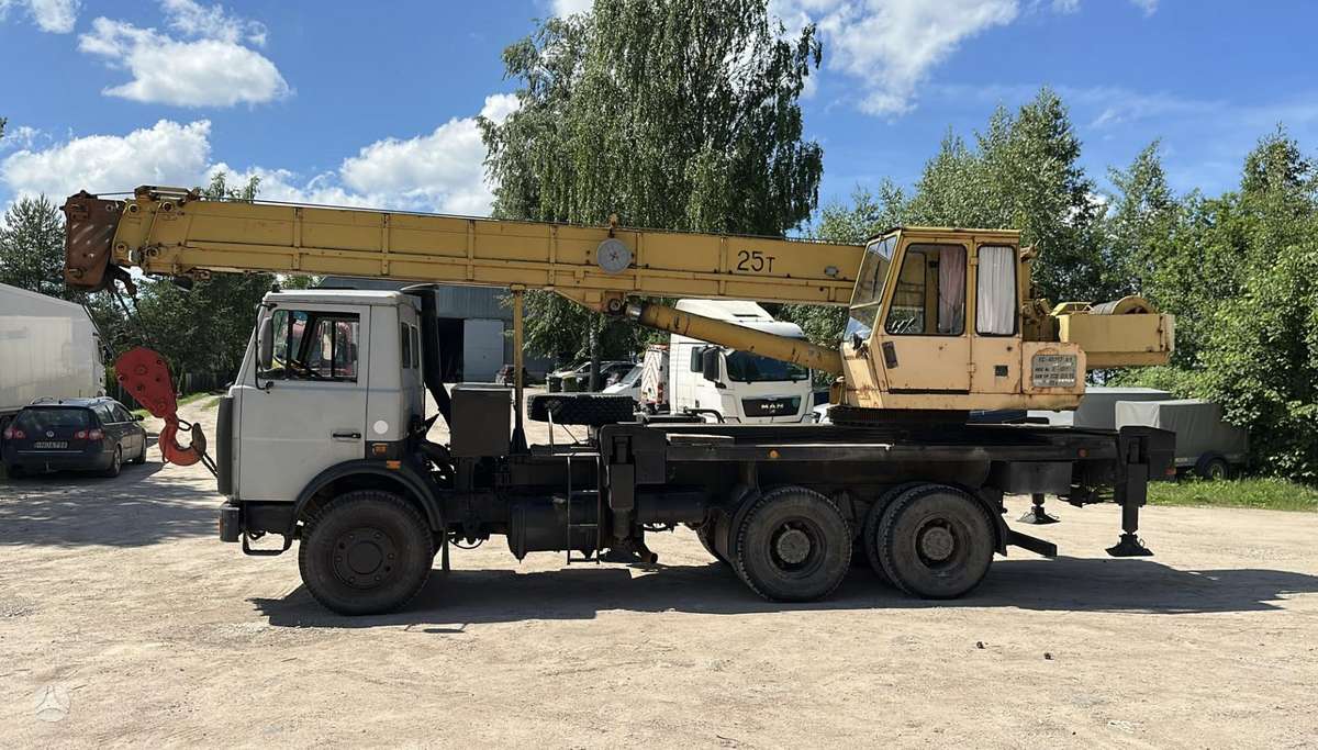 MAZ KS-45717A-1, краны