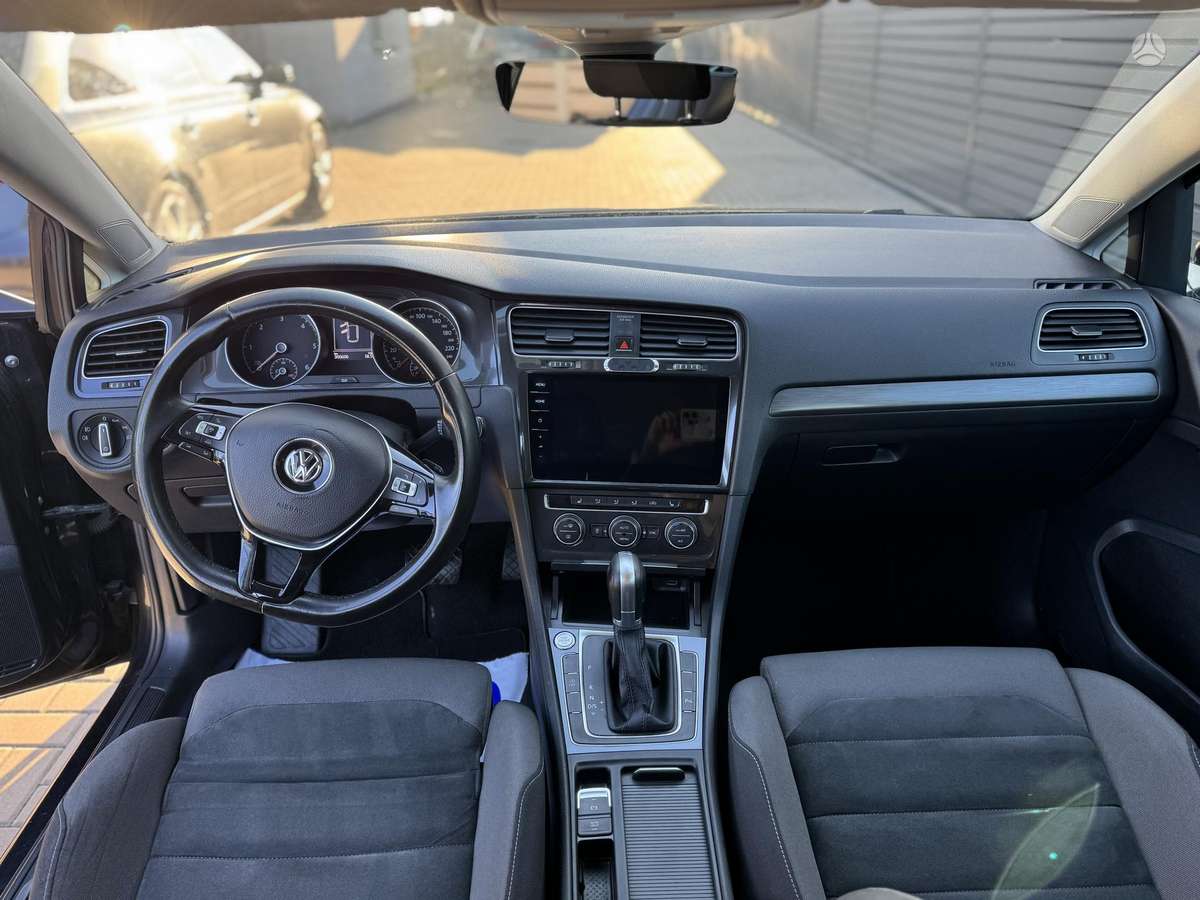 Volkswagen Golf - 8