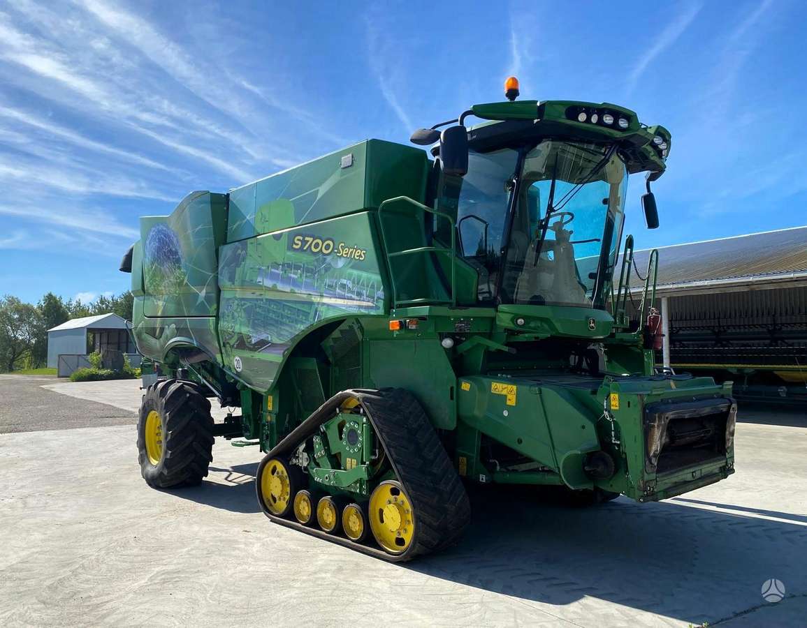 John Deere S790, combine harvesters