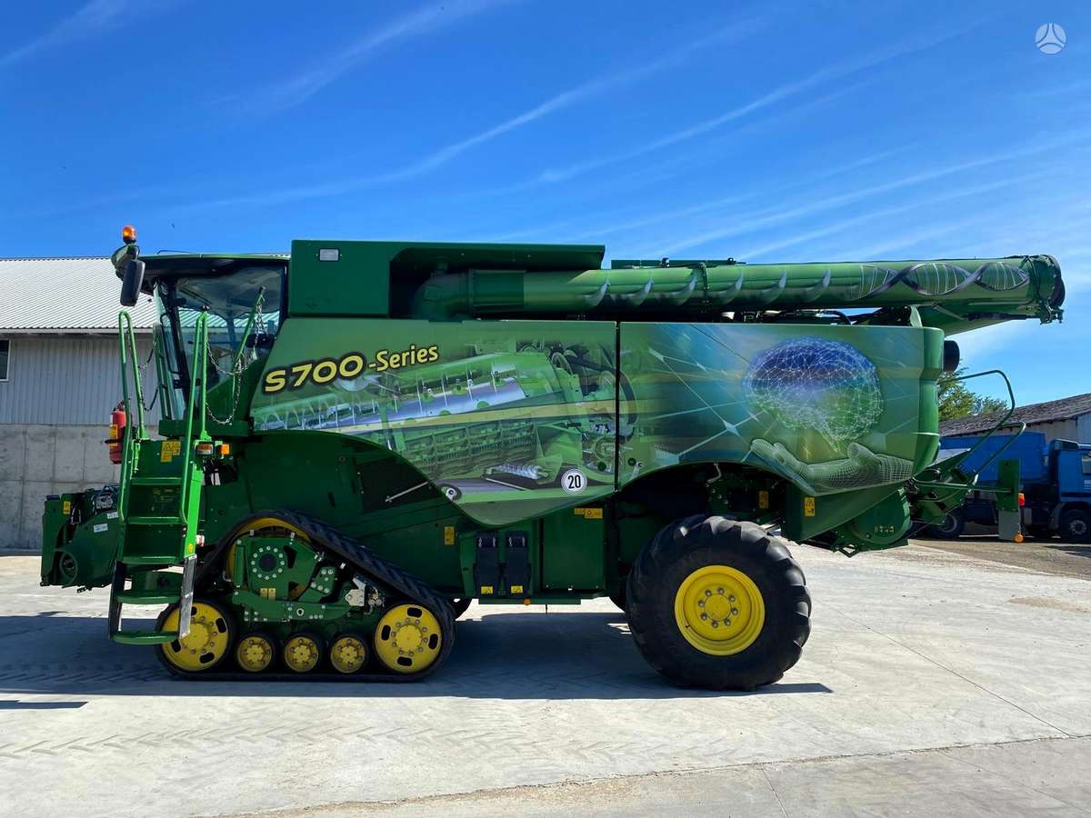 John Deere S790, combine harvesters