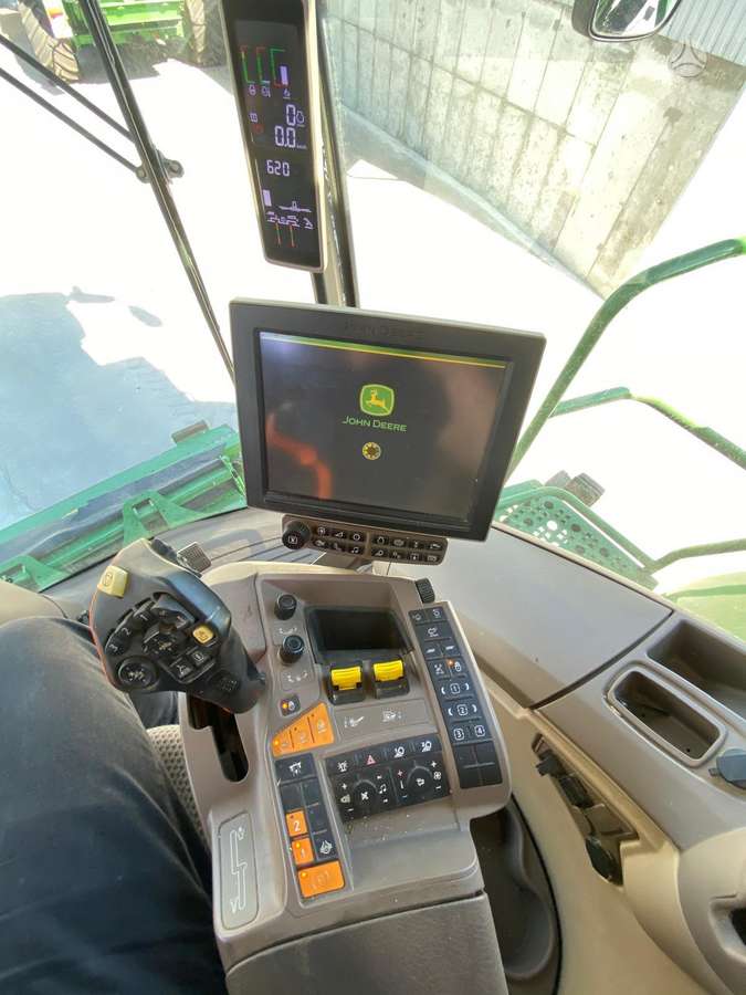 John Deere S790, kombainai