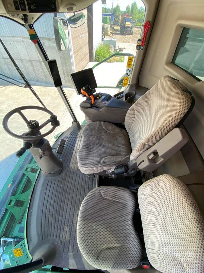 John Deere S790, kombainai