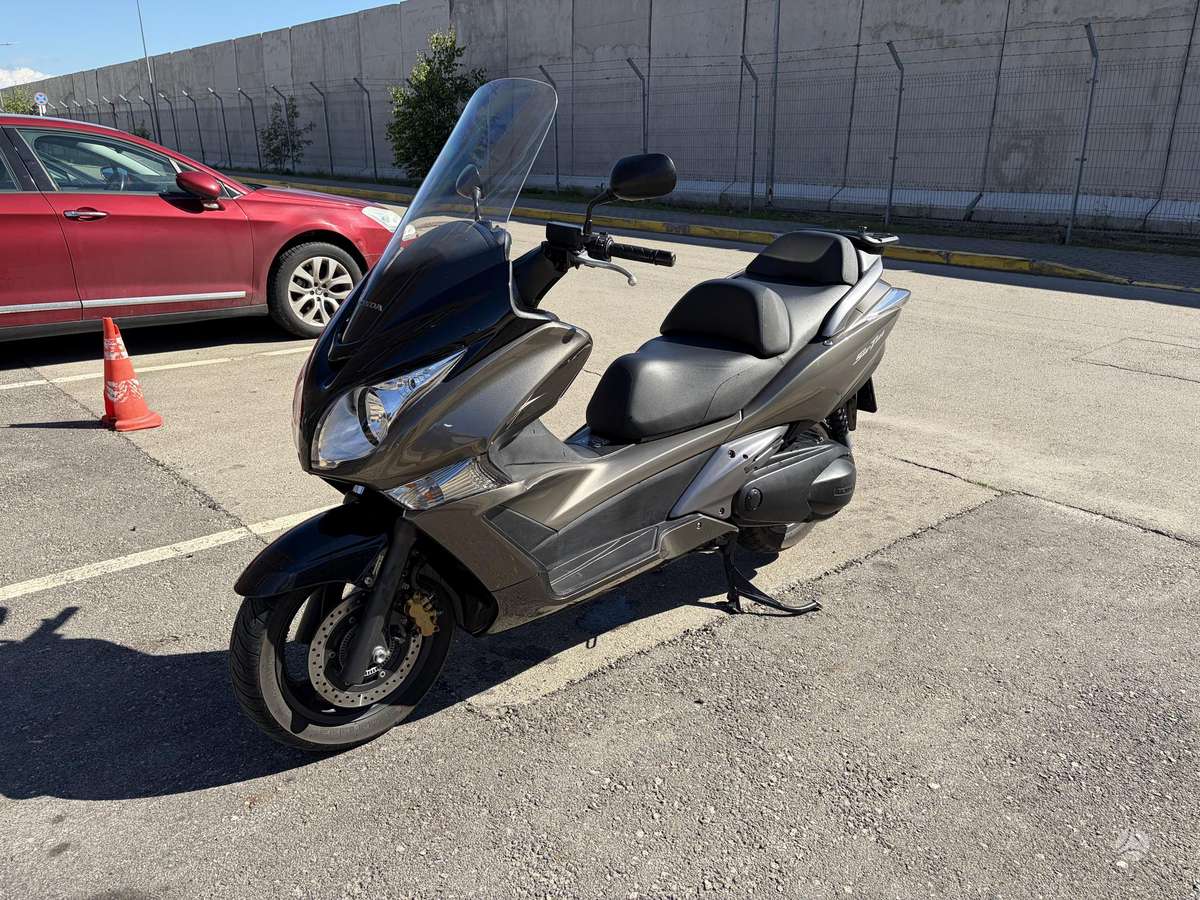 Honda Silverwing 582cc, мотороллеры / мопеды