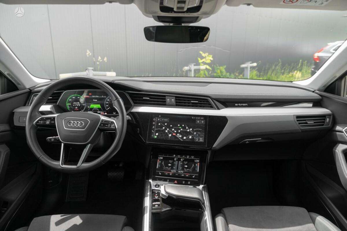 Audi e-tron, off-road / crossover
