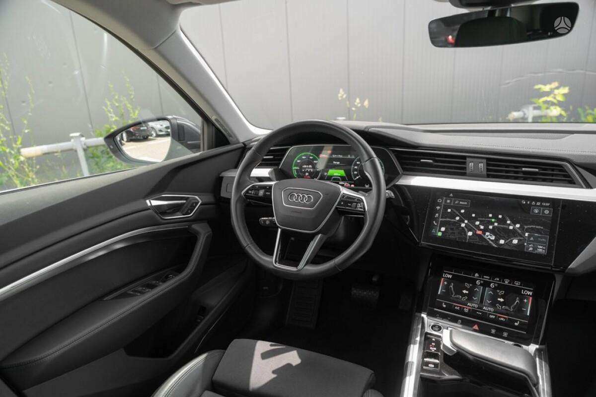 Audi e-tron, off-road / crossover
