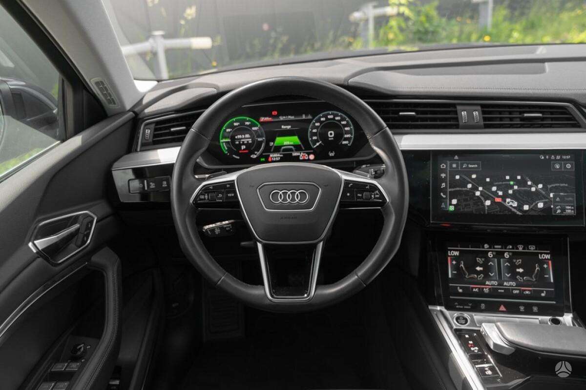 Audi e-tron, off-road / crossover