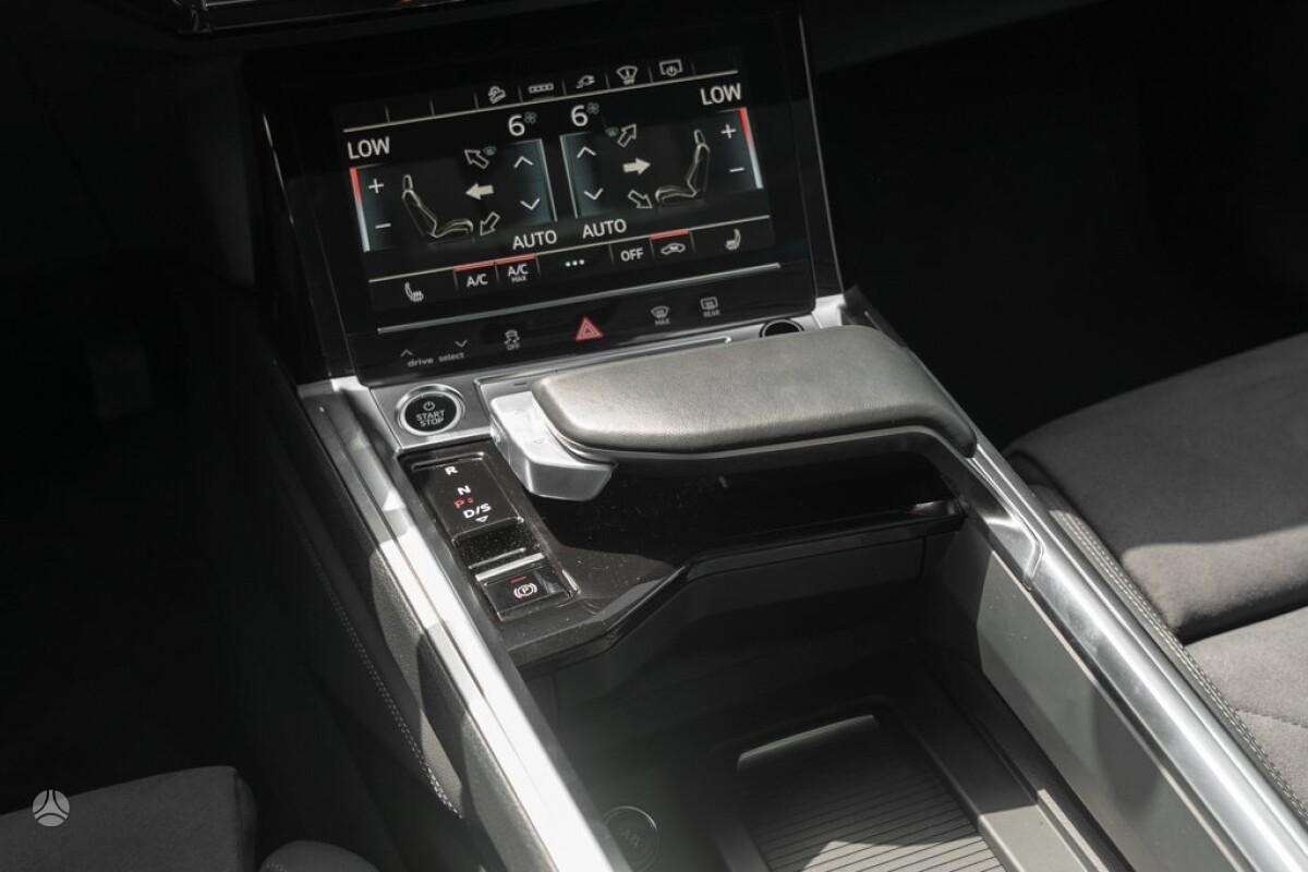 Audi e-tron, off-road / crossover