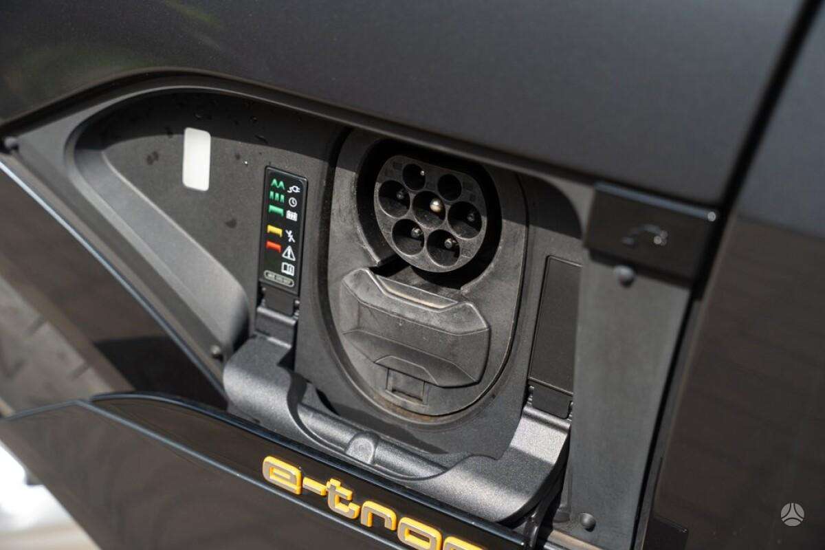 Audi e-tron, off-road / crossover