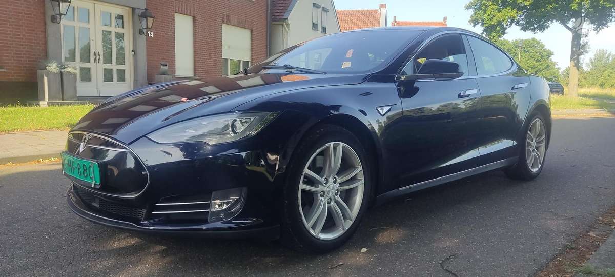 Tesla Model S, sedanas
