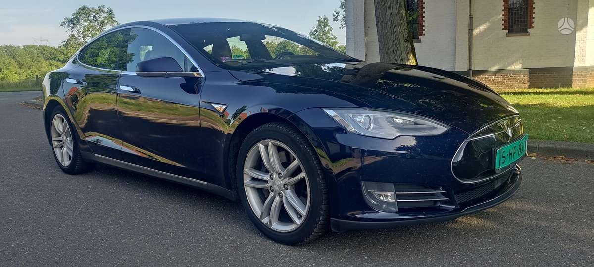 Tesla Model S, sedanas
