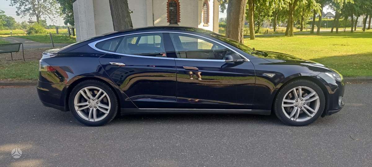 Tesla Model S, Седан
