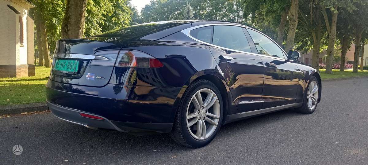 Tesla Model S, sedanas