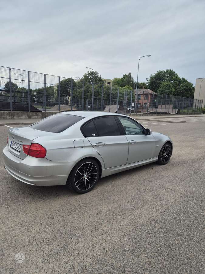 BMW 320, Седан