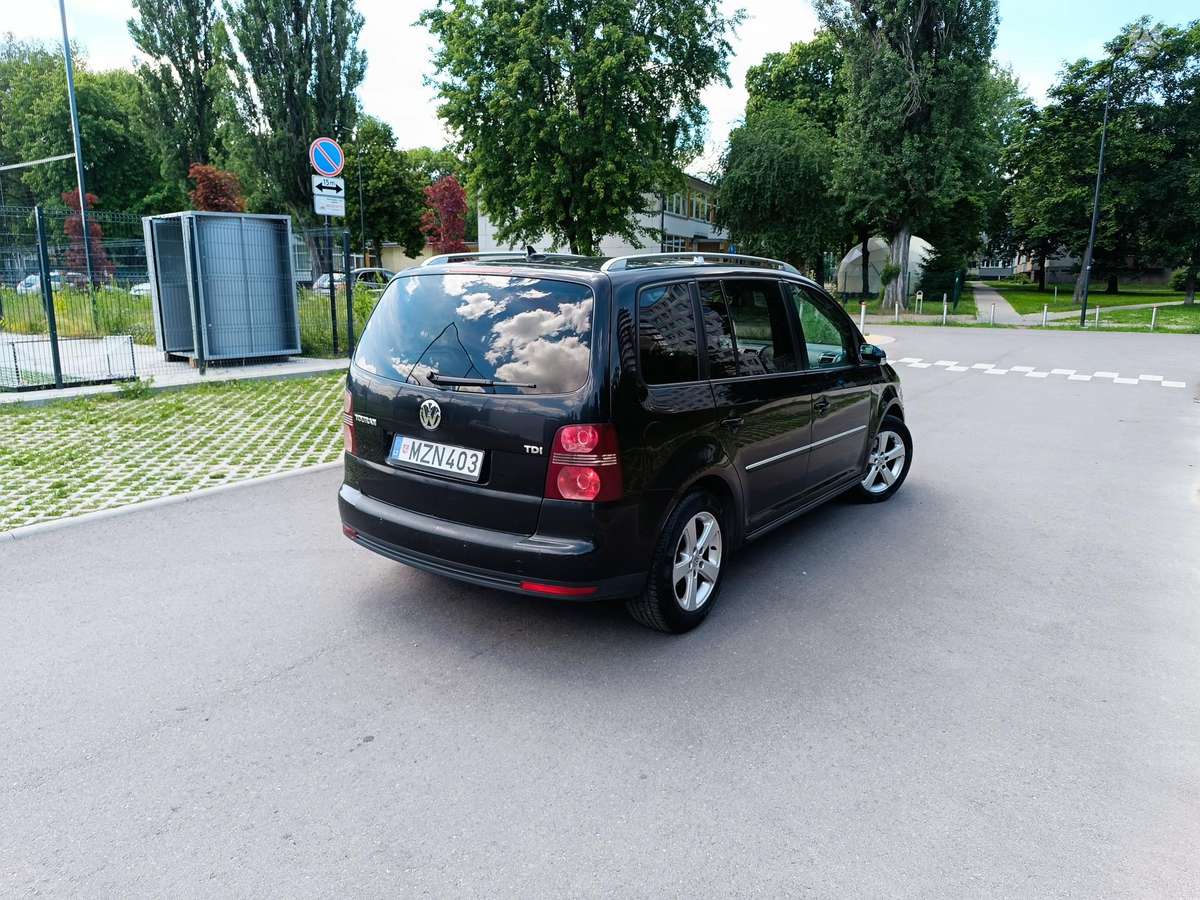 Volkswagen Touran - 4