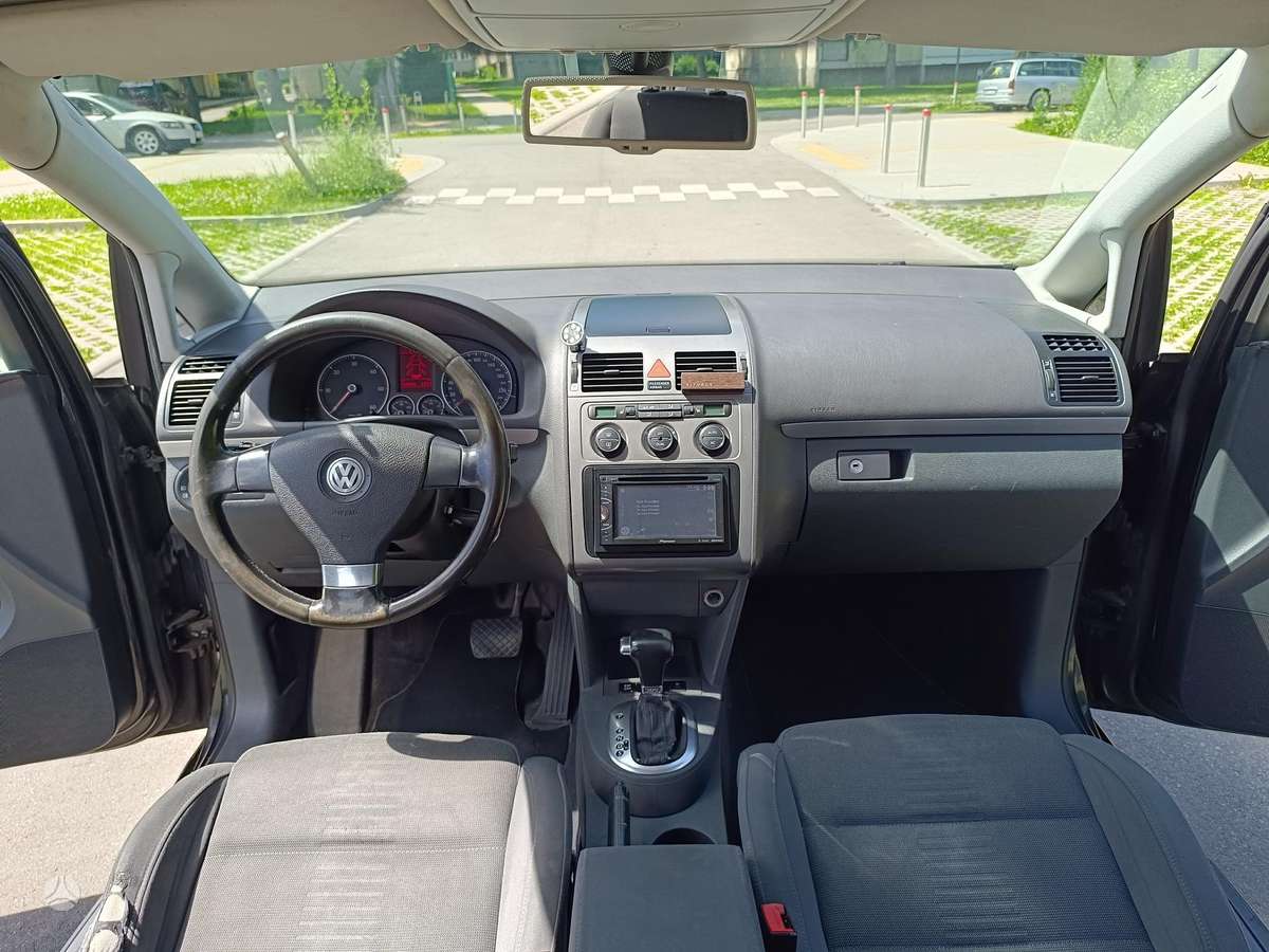 Volkswagen Touran - 12