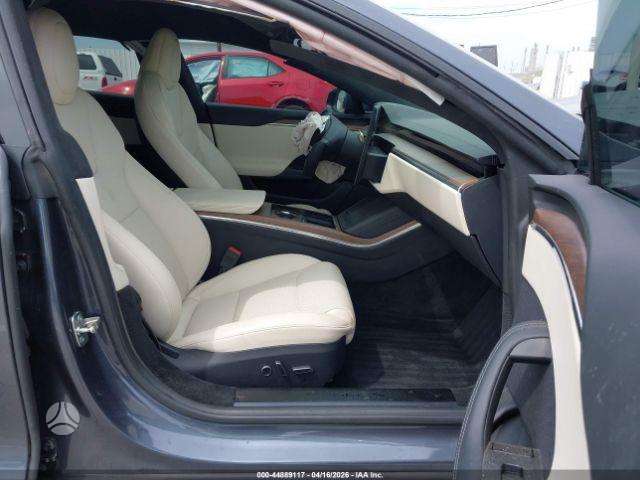 Tesla Model S, Седан