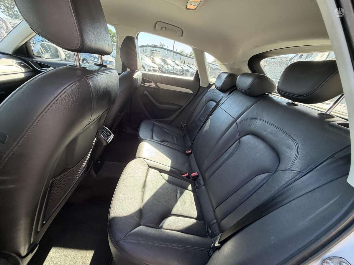Audi Q3, 2.0 l., off-road / crossover
