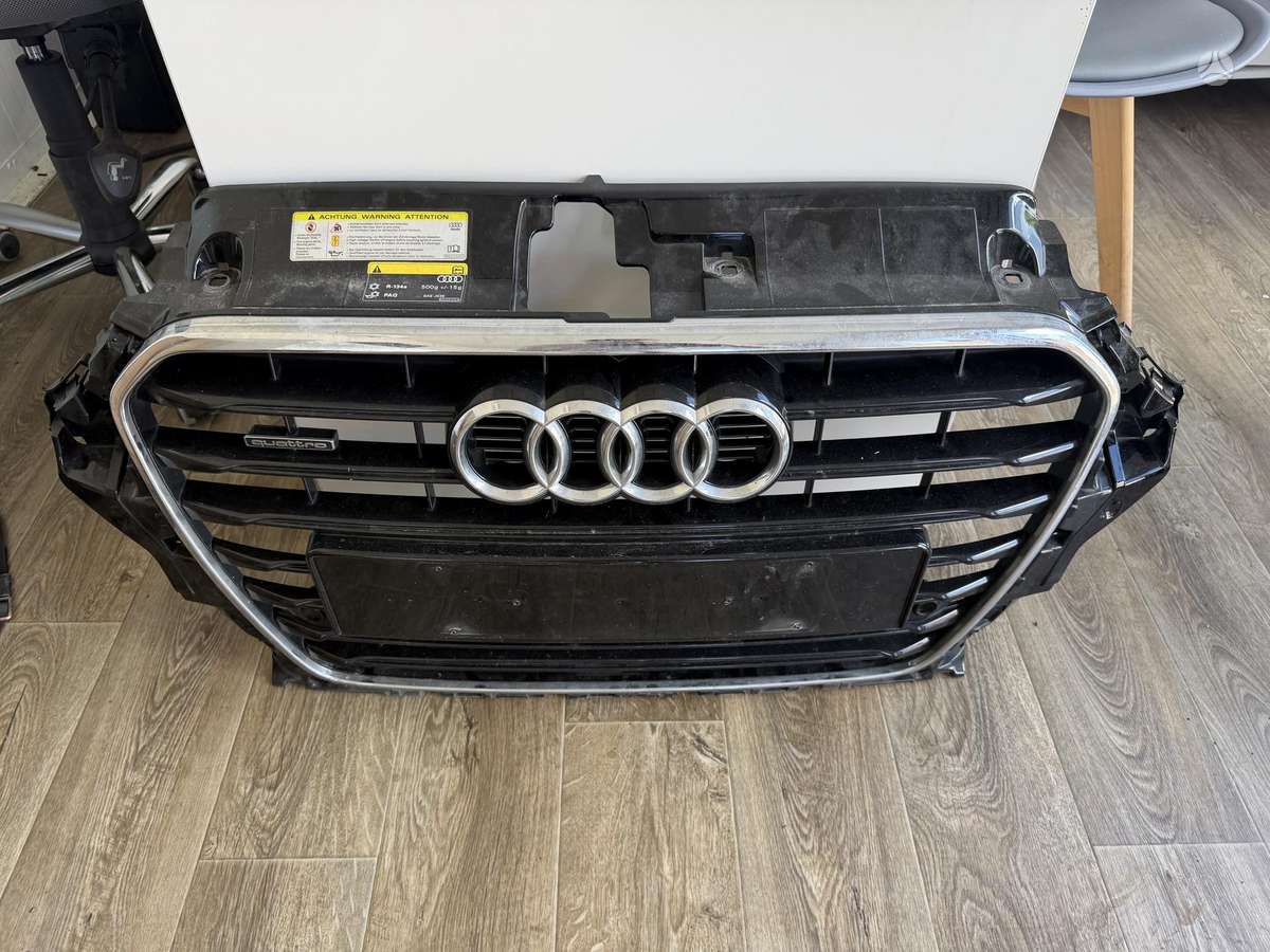 Audi A3, 8v3853651, радиаторная решётка