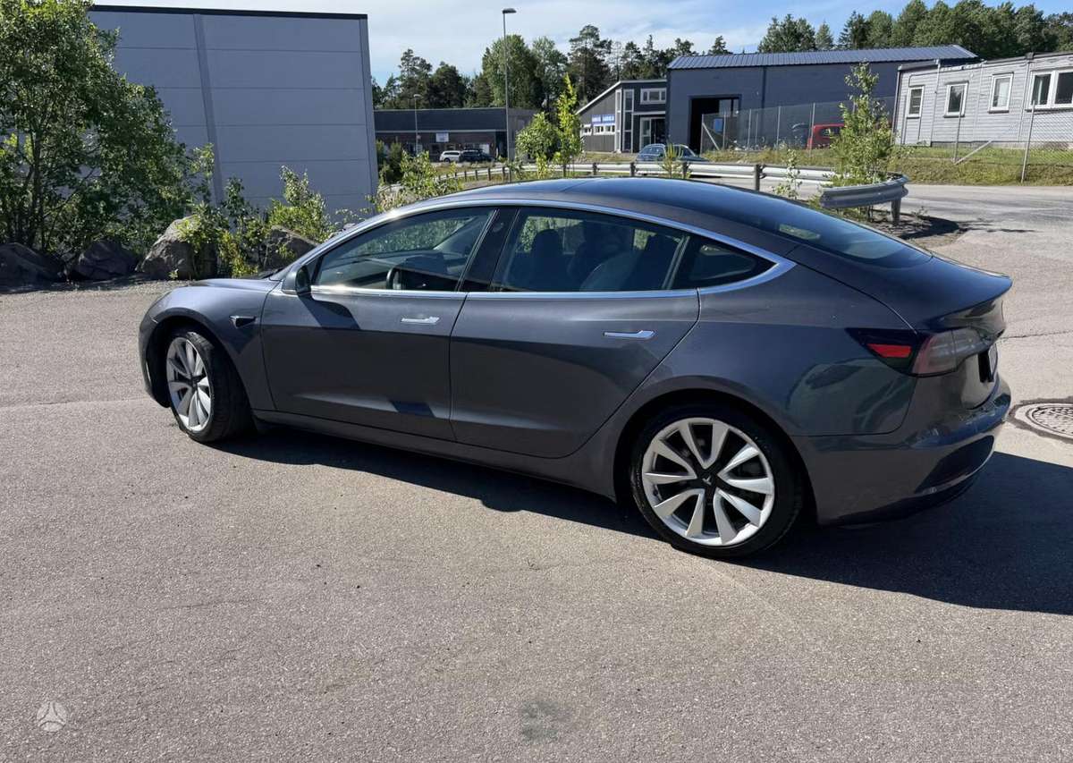 Tesla Model 3, 81 kWh, hatchback