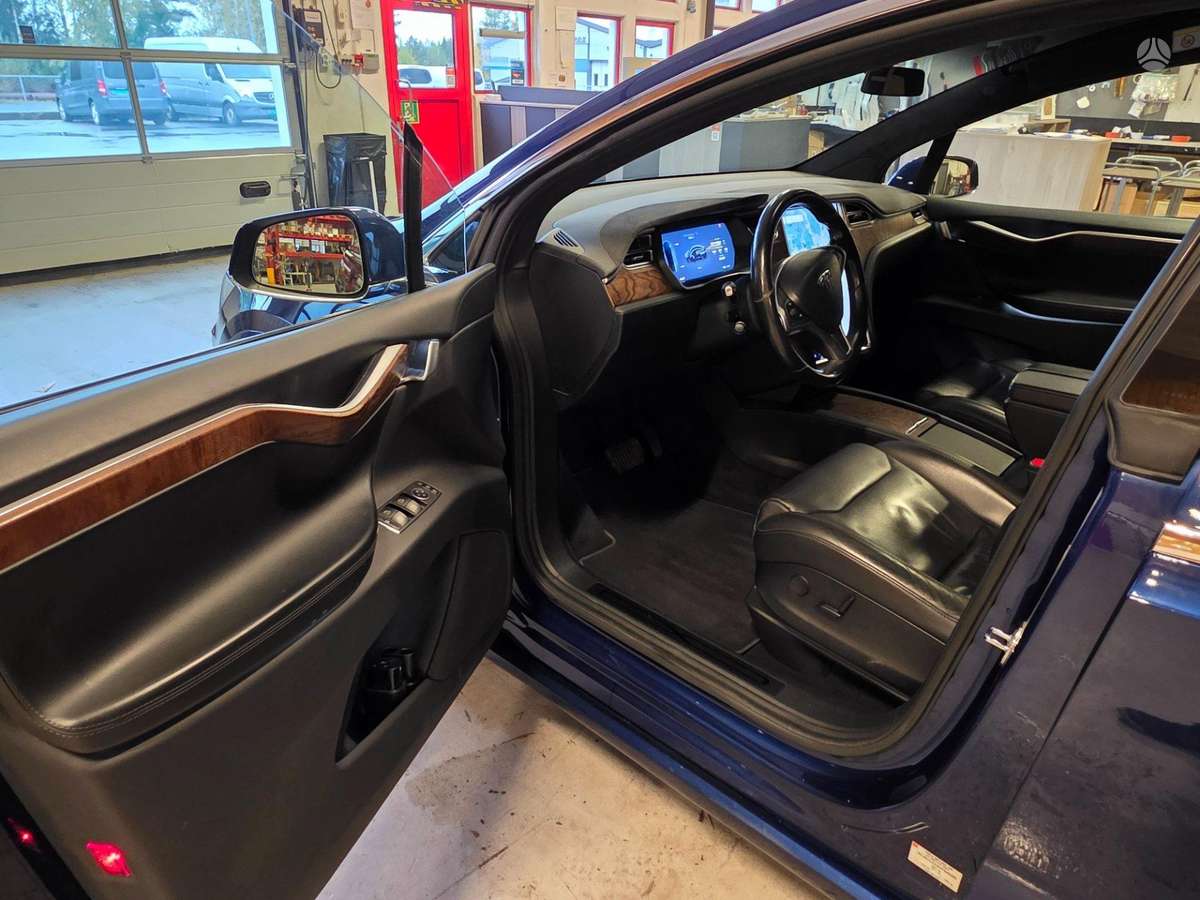 Tesla Model X - 11