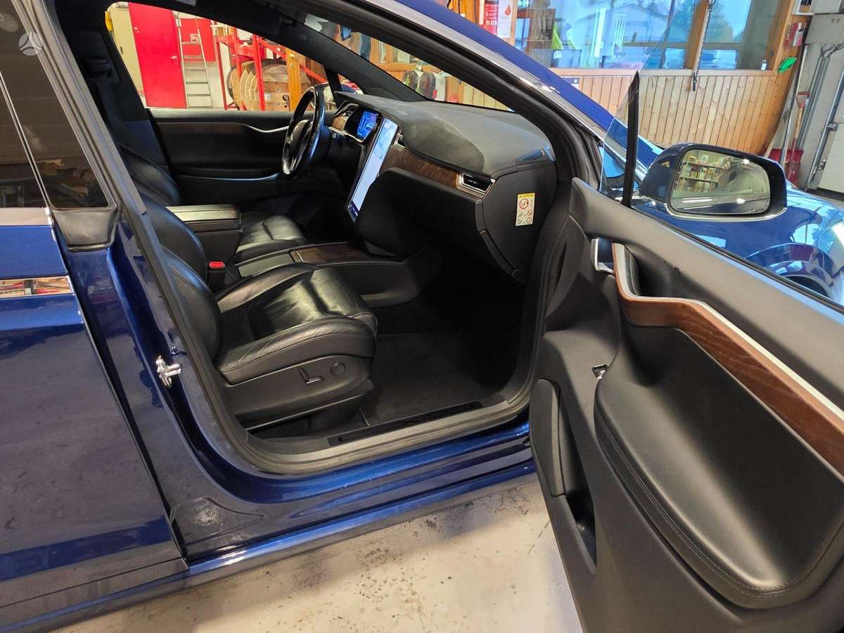 Tesla Model X - 12