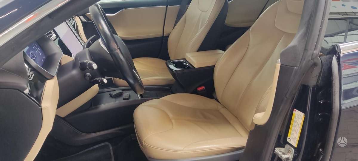Tesla Model S, sedanas