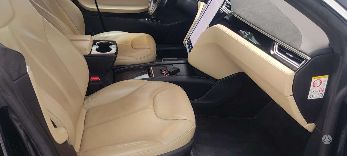 Tesla Model S, sedanas